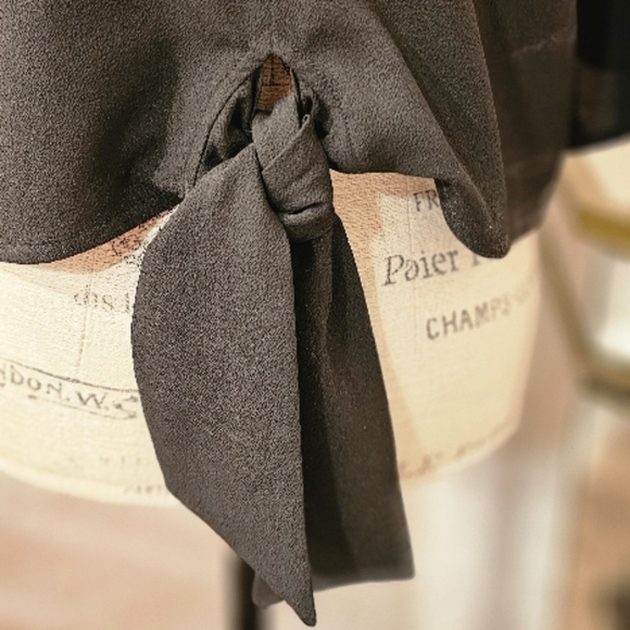 1 State black V-Neck Flutter Sleeve Blouse-size M - Picture 3 of 4